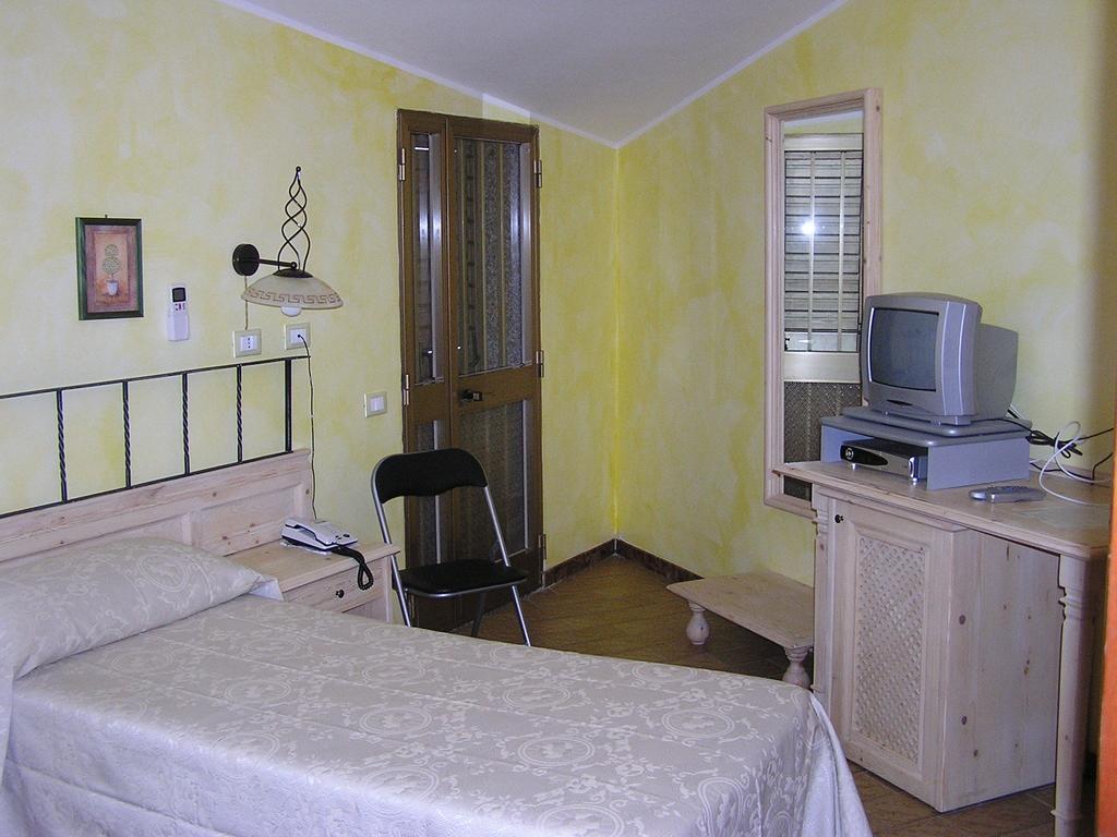 Hotel Mistral Portoscuso Zimmer foto